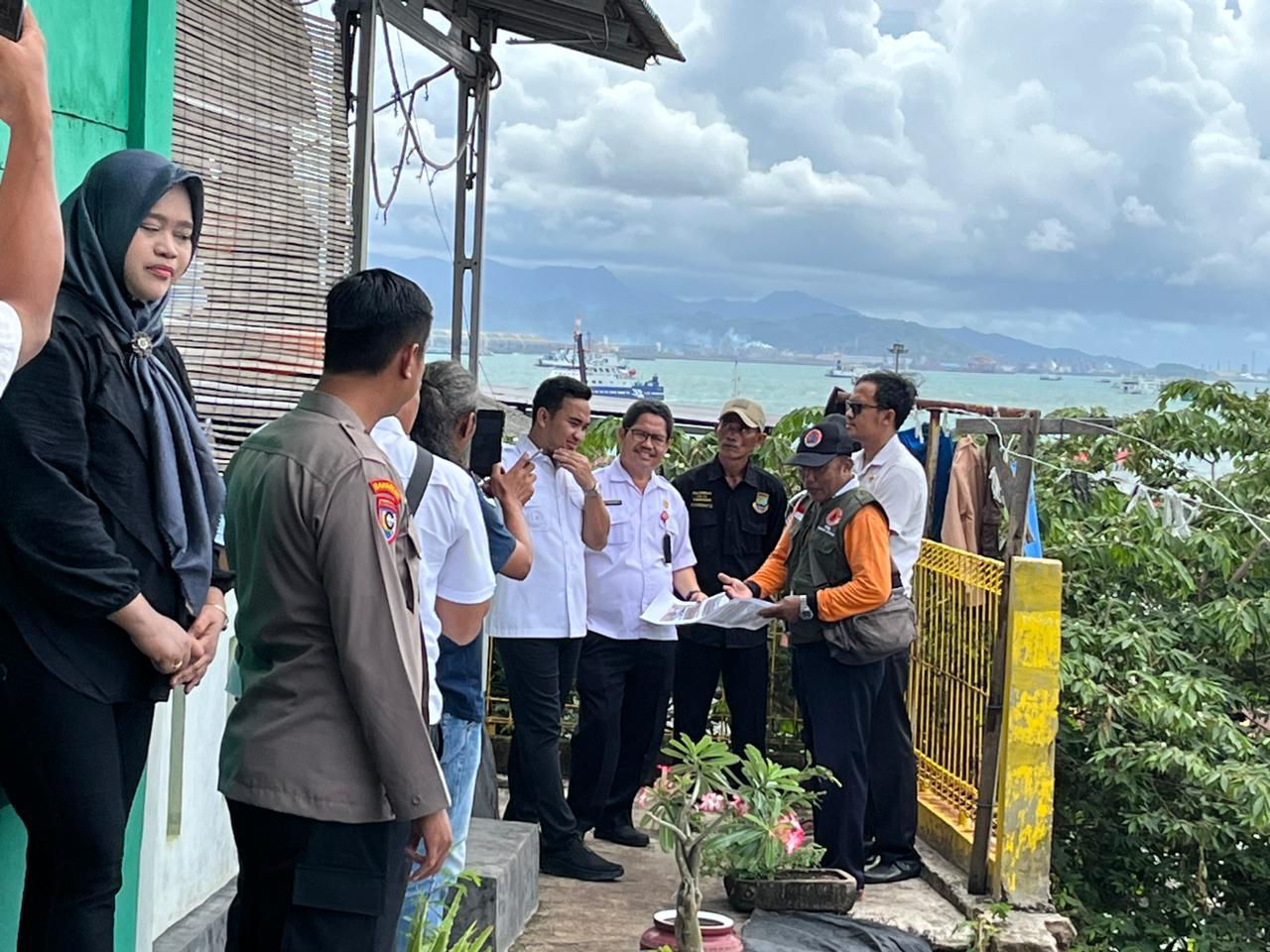 KEPALA PELAKSANA BPBD KOTA CILEGON MENDAMPINGI WALI KOTA CILEGON DALAM PELAKSANAAN PENINJAUAN LOKASI RAWAN LONGSOR DI KECAMATAN PULOMERAK